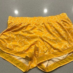 Athleta printed mesh racer run short 4”